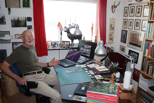Helge Daus bruger i dag mange timer på kontoret i villaen i Beder. En bog om hans egen skov på Als igennem 65 år er også på vej.