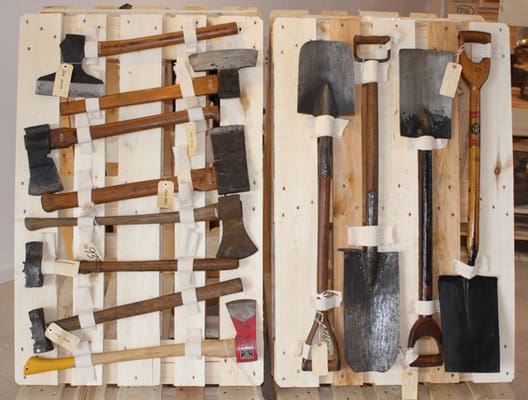 Gamle økser, spader og skovredskaber er udstillet i udstillingen om flytningen. Foto: Jens Mathiasen. 