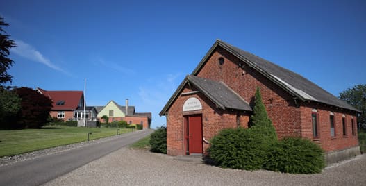 Bent Rasmussen har købt missionshuset af Indre Mission. Det ligger som nærmeste nabo til ejendommen og skal fremover være lager og værksted.