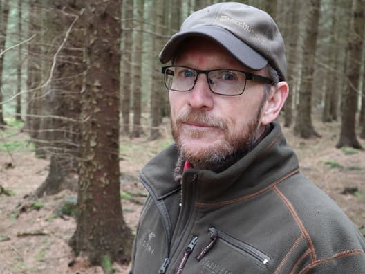 Jesper Nørgaard Petersen er skovfoged ved Skovdyrkerne Syd. Han frygter ekstra mange problemer med sygdomme og skadedyr i de kommende sæsoner, fordi træerne er stressede og svage efter sidste års tørke.