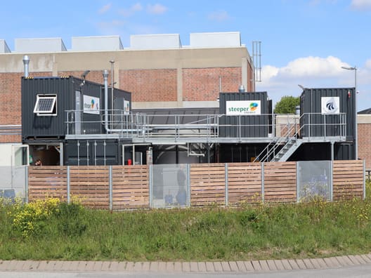Steeper Energy har siden 2011 arbejdet tæt sammen med Aalborg Universitet. Virksomhedens testanlæg er opstillet i containere på universitetets grund.