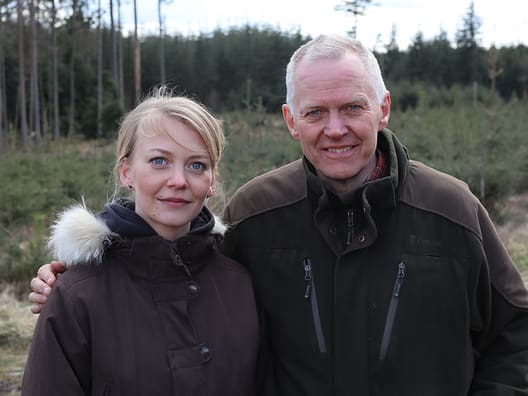 Far og datter, Søren og Dorte Christiansen, har arbejdet sammen utallige timer i Linå Vesterskov. Søren Christiansen varetager også posten som bestyrelsesformand i Green Product, Skovdyrkernes salgsselskab for juletræer og klippegrønt og er næstformand i b