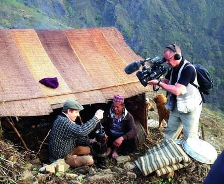 Hvorfor ikke kærne sit eget smør? Den nepalesiske bonde har vist aldrig haft andre muligheder. Foto: Jesper Saxgren