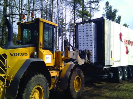 Moskasser transporteres med lastbil. Der afsendes typisk 4000 kasser pr. lastbiltræk