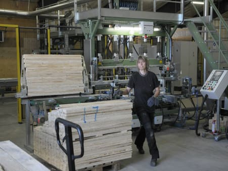 Der er netop investeret i et nyt produktionsanlæg på Bornholms største tilbageværende træindustri – pallefabrikken.