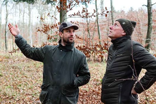 Skovfoged Bjørn Krüger Veng arbejder tæt sammen med direktør Jørn Pohl Nielsen (t.h) om de nye biodiversitetstiltag, der skal udføres i skoven.