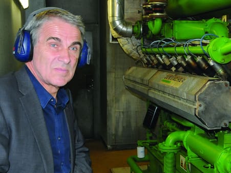 Formanden for Folketingets Energiudvalg Steen Gade besigtiger en af de to gasdrevne elmotorer på Harboøre Varmeværk. Foto: Per Hilbert