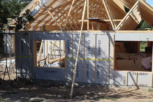 Træværk bygger huse af træ. På billedet ses et igangværende projekt i Østjylland, hvor der bygges til en større familie.