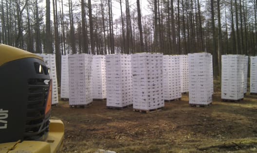 Fyldte og stablede kasser med mos, klar til læsning. Der afsendes typisk 4.000 kasser pr. lastbiltræk.